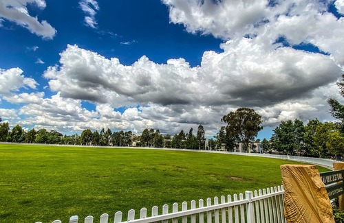 Penrith Apartamento | Situated on Lord Sheffield Circuit, this unit is truly fit for a king.