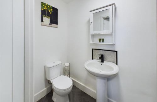 Darlington Casa | Six Bedroom Home - Train Station & Town Centre Location!