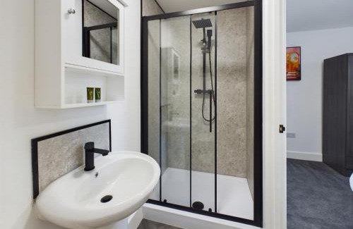 Darlington Casa | Six Bedroom Home - Train Station & Town Centre Location!