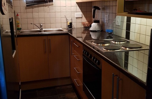 Greater Johannesburg Metropolitan Area Hotel | Six Valk Avenue Guest House