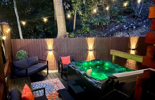 Elizabethton Casa | SKI Beech Mtn or Sugar Mtn Luxury Cabin with Hot Tub