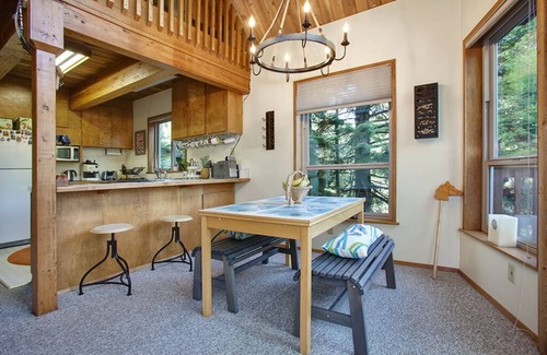 Snoqualmie Pass Chalet De Esquí | Chalet de esquí con vistas a la montaña.