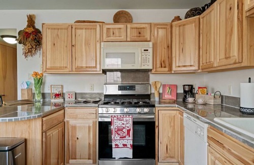 Southside Condominio | Ski Discounts! Steps to Meow Wolf, Local Breweries