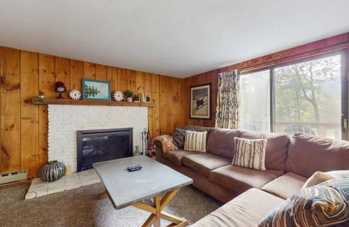 West Dover Casa | Ski Haus Retreat - Unit B