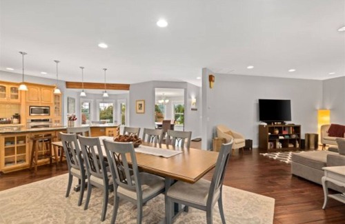 Leavenworth Casa | Ski Hill Getaway - Entertaining Year-Round