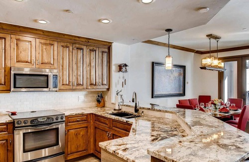 Highlands Townhomes Condominio | Ski-In & Out Your Doorstep! Pool/Hot Tub, Great Village Access!!