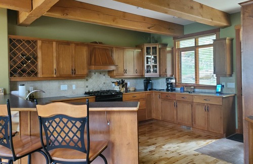 East Kootenay Casa | Ski In Panorama Cabin with 4 bedrooms and Private Hot tub