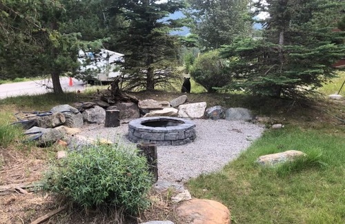 East Kootenay Casa | Ski In Panorama Cabin with 4 bedrooms and Private Hot tub