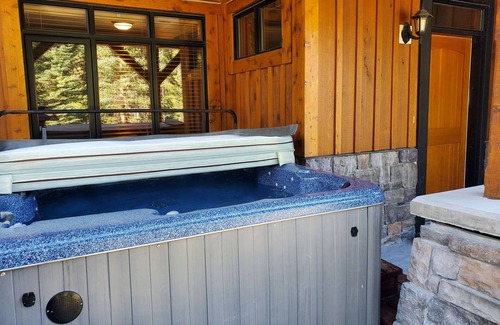 East Kootenay Casa | Ski In Panorama Cabin with 4 bedrooms and Private Hot tub