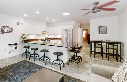 Warren Condominio | Ski-in/ski-out condo near the slopes with pool, fast WiFi & garden-level patio