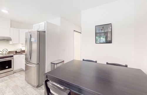 Warren Condominio | Ski-in/ski-out condo near the slopes with pool, fast WiFi & garden-level patio
