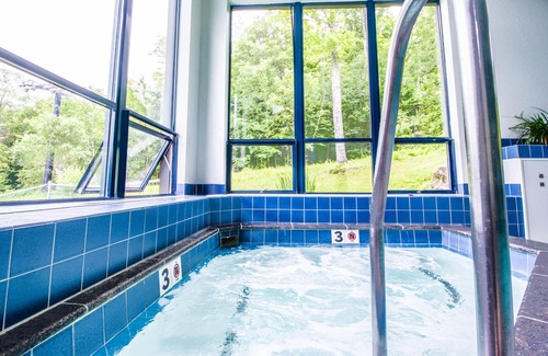 Central Vermont- Killington Condominio | Acceso directo a las pistas desde este condominio con vista a la montaña, piscinas compartidas, bañera de hidromasaje, gimnasio