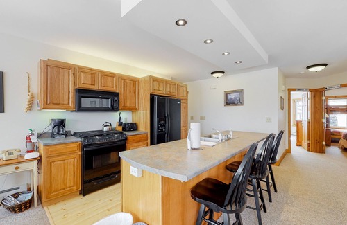 North Troy Condominio | Ski-in/ski-out Dual-condo getaway w/mountain views, fireplace
