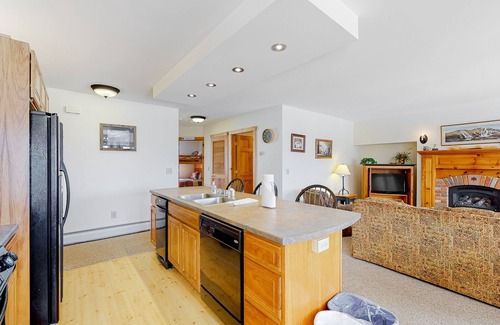 North Troy Condominio | Ski-in/ski-out Dual-condo getaway w/mountain views, fireplace