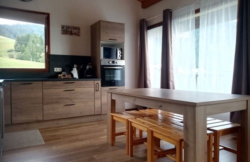 Cohennoz Apartamento | Dúplex acogedor a pie de pistas en Crest-Voland, 6 personas, balcón, aparcamiento y WiFi opcional