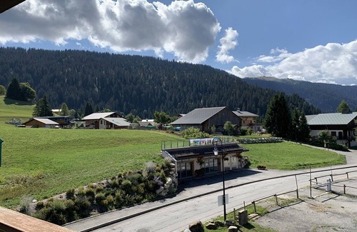 Cohennoz Apartamento | Dúplex acogedor a pie de pistas en Crest-Voland, 6 personas, balcón, aparcamiento y WiFi opcional