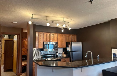 Stratton Mountain Condominio | Ski-In Ski-Out OberTal F Building! Skiers and Lift Right Outside your Window!