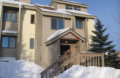 Stratton Mountain Condominio | Ski-In Ski-Out OberTal F Building! Skiers and Lift Right Outside your Window!