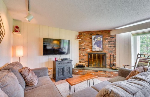 Bromley Mountain Apartamento | Ski-inandSki-Out Peru Condo with Fire Pit and Grill!