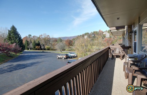 Mount Jackson Condominio | Ski/MTB/Golf Condo (#124) - Slope side | Wonderful mountain & golf course views!