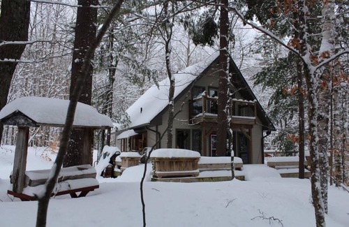 Mont Ste. Marie Chalet De Esquí | Ski-out at Chalet Among the Pines