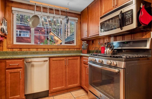 South Lake Tahoe Cabina | Ski Run Retreat: Cozy Tahoe Cabin