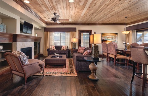 Grand Elk Ranch Complejo | ¡Esquí, motos de nieve, pesca en hielo, trineos tirados por perros y mucho más!