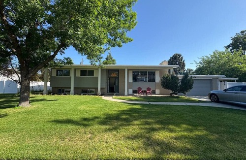 Holladay Casa | Skiing, Stocked Kitchen, 80` TV, Backyard, W/D,