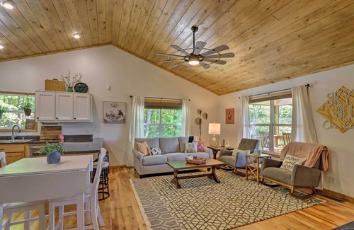 Marble Cabina | ‘Sky Blue Overlook’ - Hot Tub & Screened Porch!