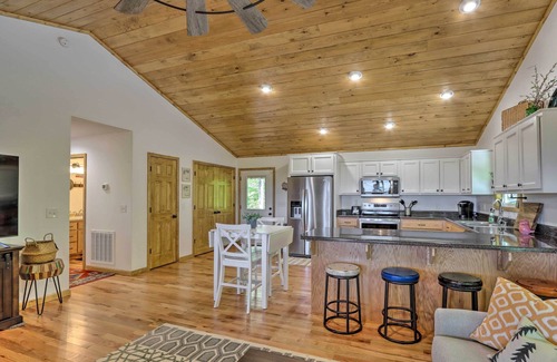 Marble Cabina | ‘Sky Blue Overlook’ - Hot Tub & Screened Porch!