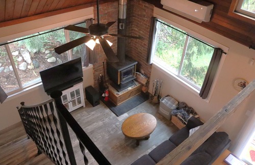 May Creek Cabina | Sky Creek Cabin; fire pit, mountain views, and hot tub under the stars.