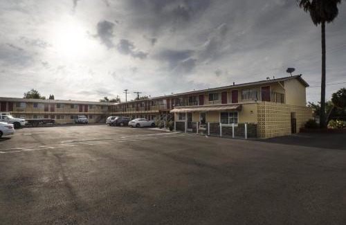 Southwestern Sacramento Hotel | Sky Riders Motel
