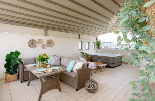 Argyroupoli Apartamento | Sky Suite with View & Jacuzzi