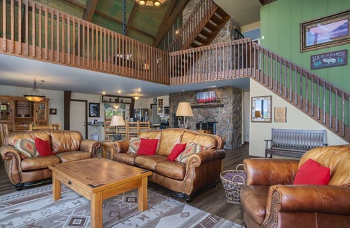 Carriage Hills Casa | Sky View in the Rockies - ¡Amplio lodge de montaña! - ¡Ventanas de piso a techo! - EV # 3473