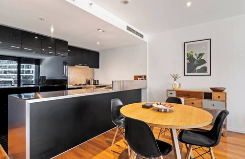 Docklands Apartamento | Sky Way on 10th A Sleek Balcony Pad with Parking