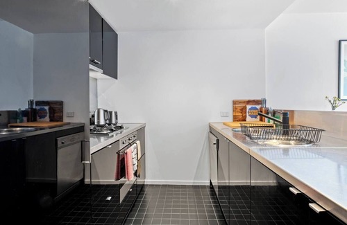 Docklands Apartamento | Sky Way on 10th A Sleek Balcony Pad with Parking