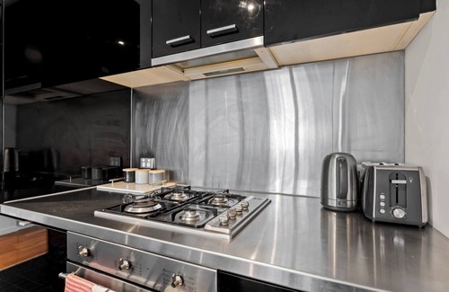 Docklands Apartamento | Sky Way on 10th A Sleek Balcony Pad with Parking