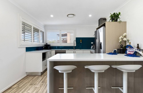 Malua Bay Casa | Skyes Beach House - Upstairs Accommodation