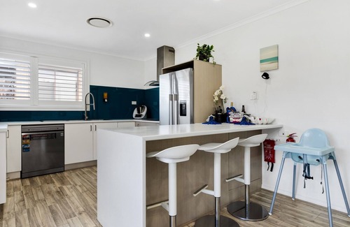 Malua Bay Casa | Skyes Beach House - Upstairs Accommodation
