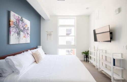 Highland Casa | Skyline Blue Modern Loft - Zuni Lofts