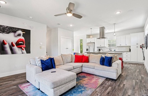 Cedar Crest Casa | Skyline Luxury Retreat in Dallas