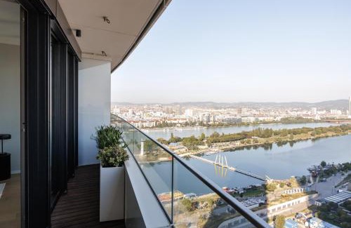 Kaisermuhlen Apartamento | Skyline Suite - Danube-View Balcony & Pool