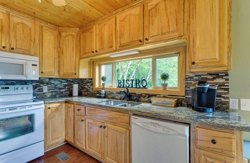 Robbinsville Cabina | 'Skyview Retreat' Cabin w/ Mountain Views!