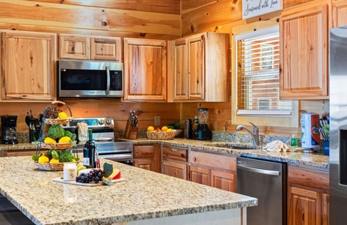 Sevierville Cabina | Skyview Serenity by Ghosal Luxury Lodging