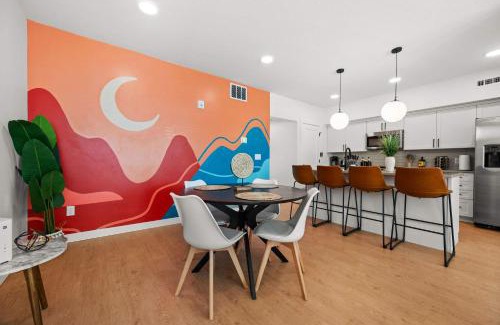 People's Freeway Casa | SLC Townhome 2BR Mountain Views Garage