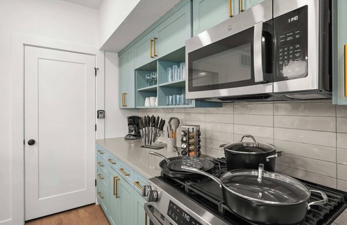 People's Freeway Casa | SLC Townhome King BD 2 Car Garage