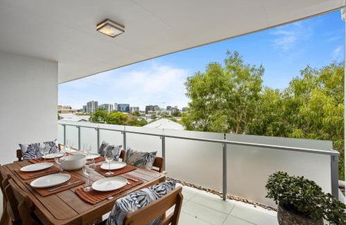 New Farm Apartamento | Sleek 2-Bed with Balcony and Communal BBQ Area