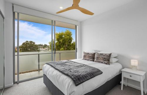 New Farm Apartamento | Sleek 2-Bed with Balcony and Communal BBQ Area