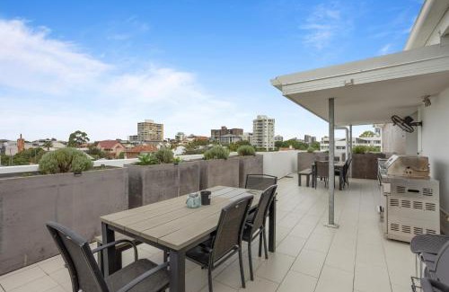 New Farm Apartamento | Sleek 2-Bed with Balcony and Communal BBQ Area