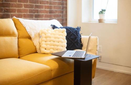 Downtown Montreal Apartamento | Sleek 2BR in Heart of Downtown Montreal